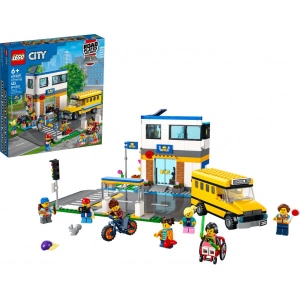 Конструктор LEGO City День у школі (60329)