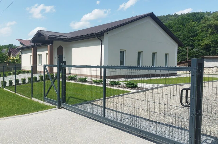 Секційний паркан із воротами та хвірткою: монтаж і переваги комплексного рішення