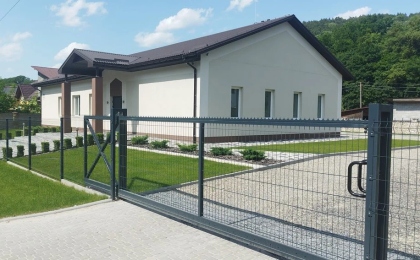 Секційний паркан із воротами та хвірткою: монтаж і переваги комплексного рішення