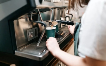 Чим відрізняється побутова кавоварка від професійної