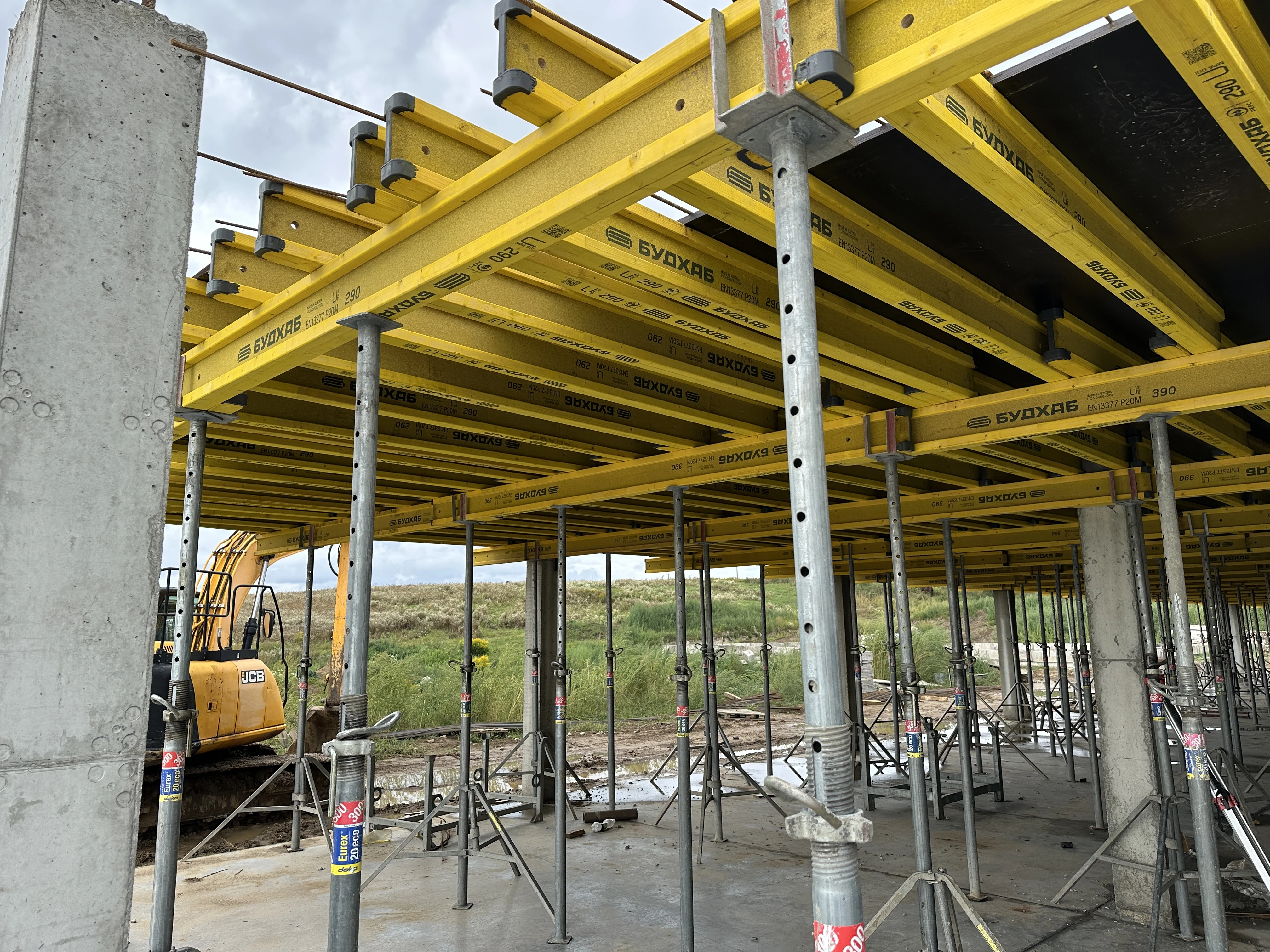 Горизонтальна опалубка для перекриттів: як забезпечити точність і стабільність бетонування