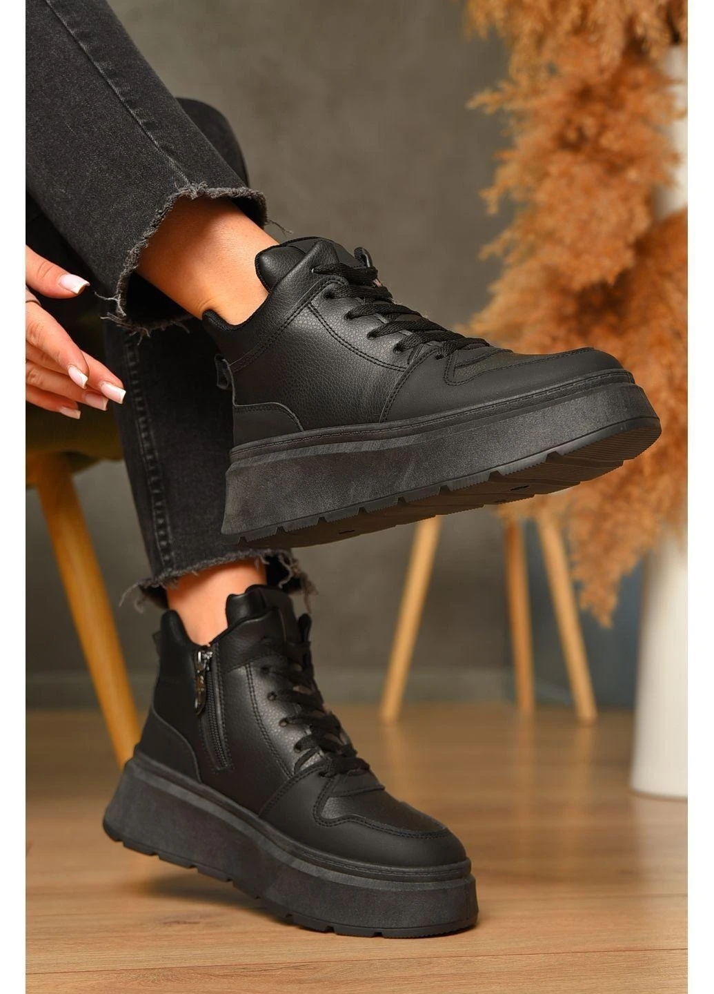 Стильные женские зимние ботинки Let's Shop черного цвета