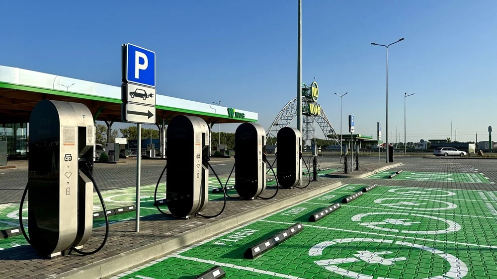 Зарядка електрокара на публічних станціях